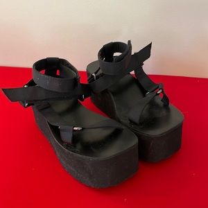 🟡 FUNKY PLATFORM STRAPPY SANDALS NWOT. (Sz 4)